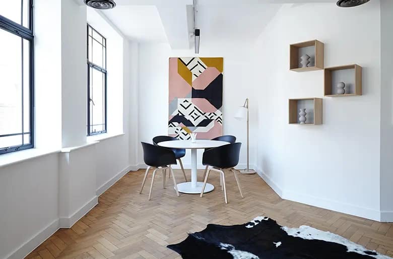 La imagen muestra un área de convivencia en un hogar.
