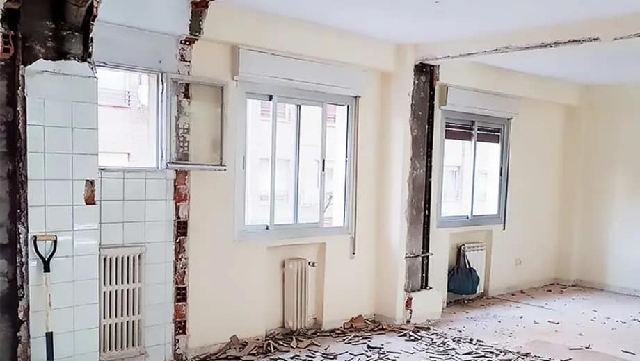La imagen muestra el interior de una casa en reconstrucción.