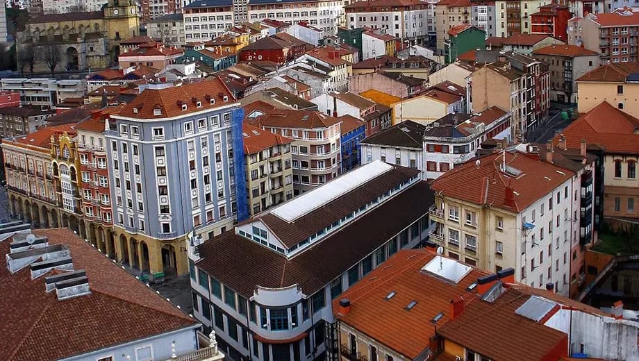 Es una imagen que muestra una vista desde las alturas de Portugalete.