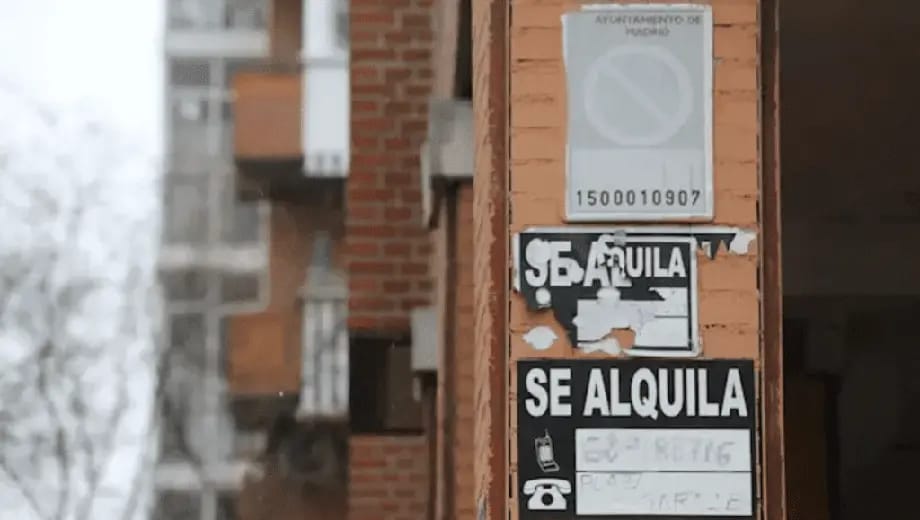 La imagen muestra a un banner que lee "se alquila".