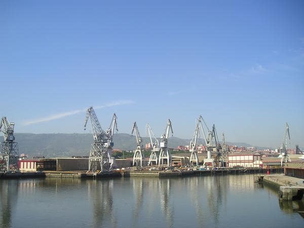 Vista de Sestao y la ría con su patrimonio industrial