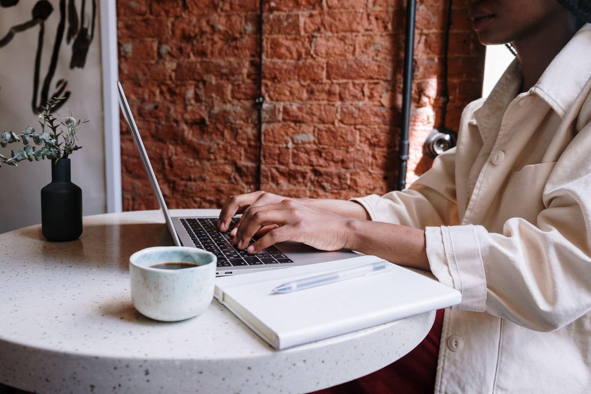 Persona escribiendo en el blog de Inmobiliaria Portugalete