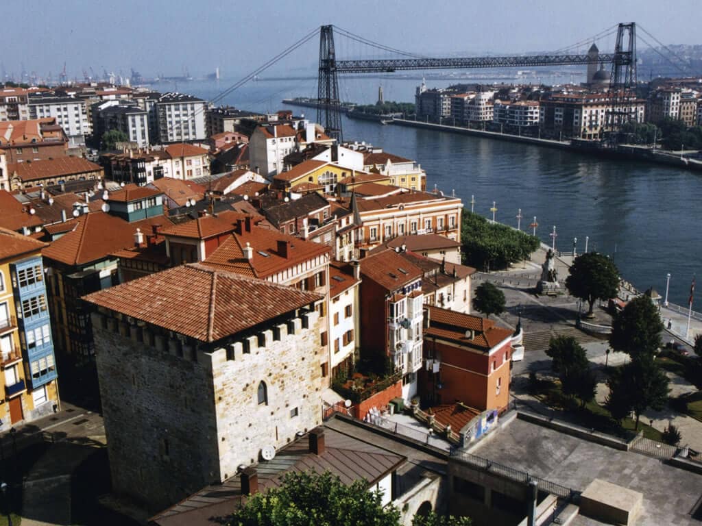 Casco de Portugalete con la Torre Salazar y el Puente Colgante sobre la ría