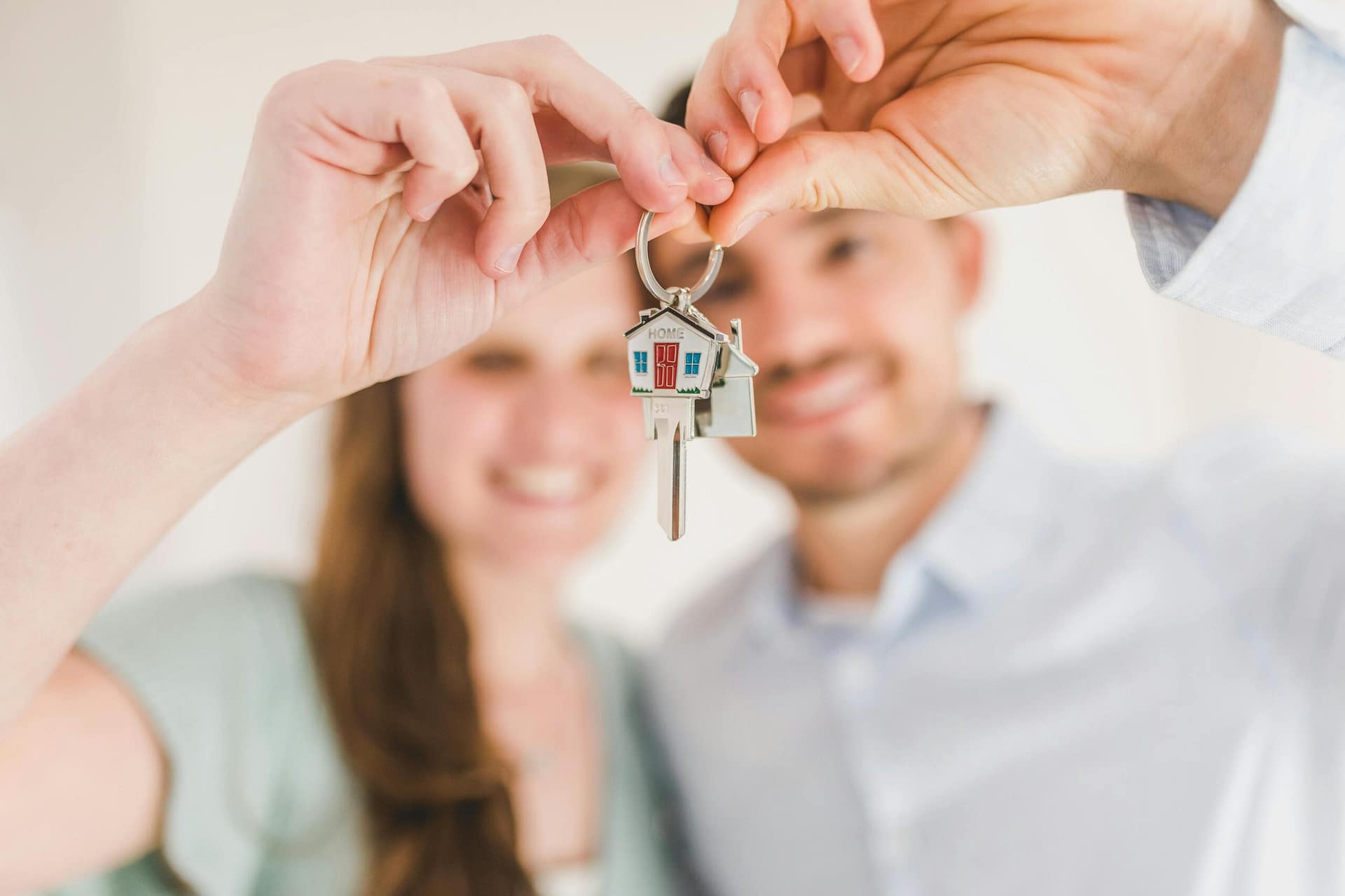 Pareja recibiendo las llaves de su piso vendido
