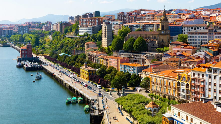 Vista de Portugalete y sus edificios junto a la ría