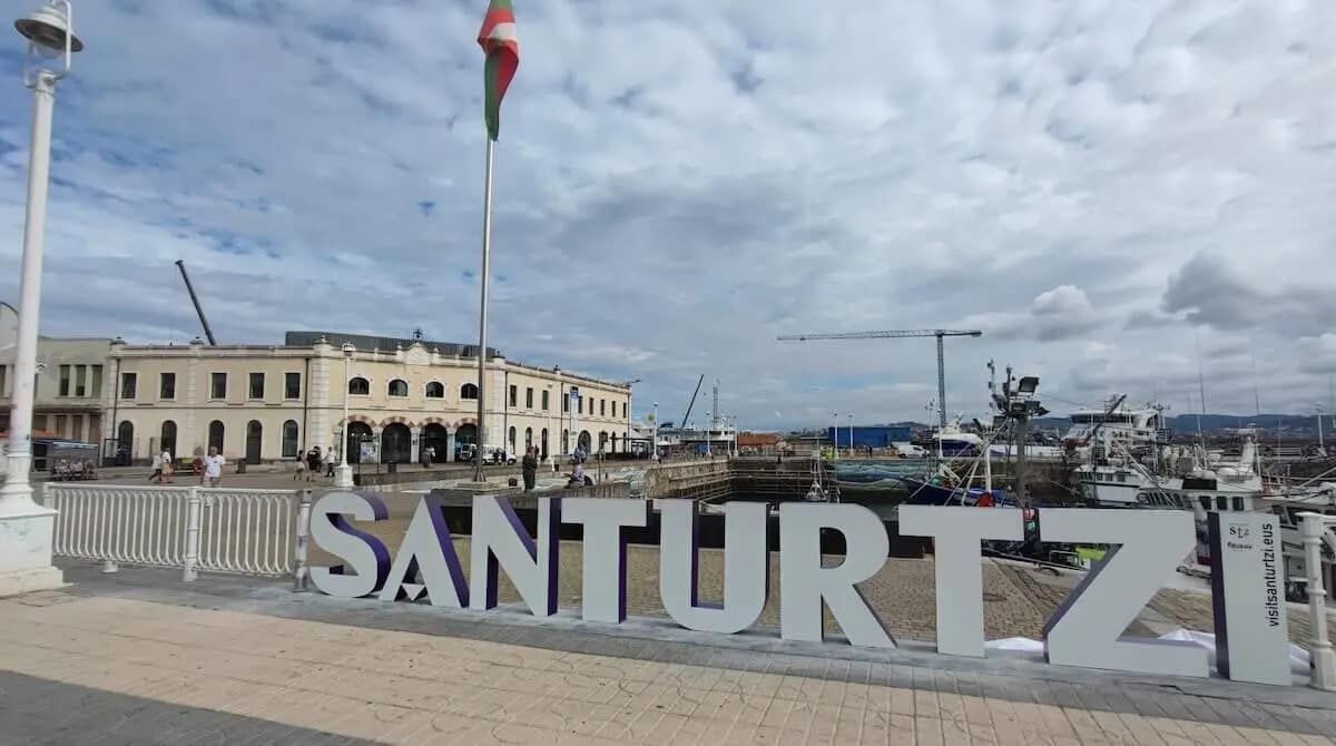 Vista de Santurtzi y su puerto junto al mar