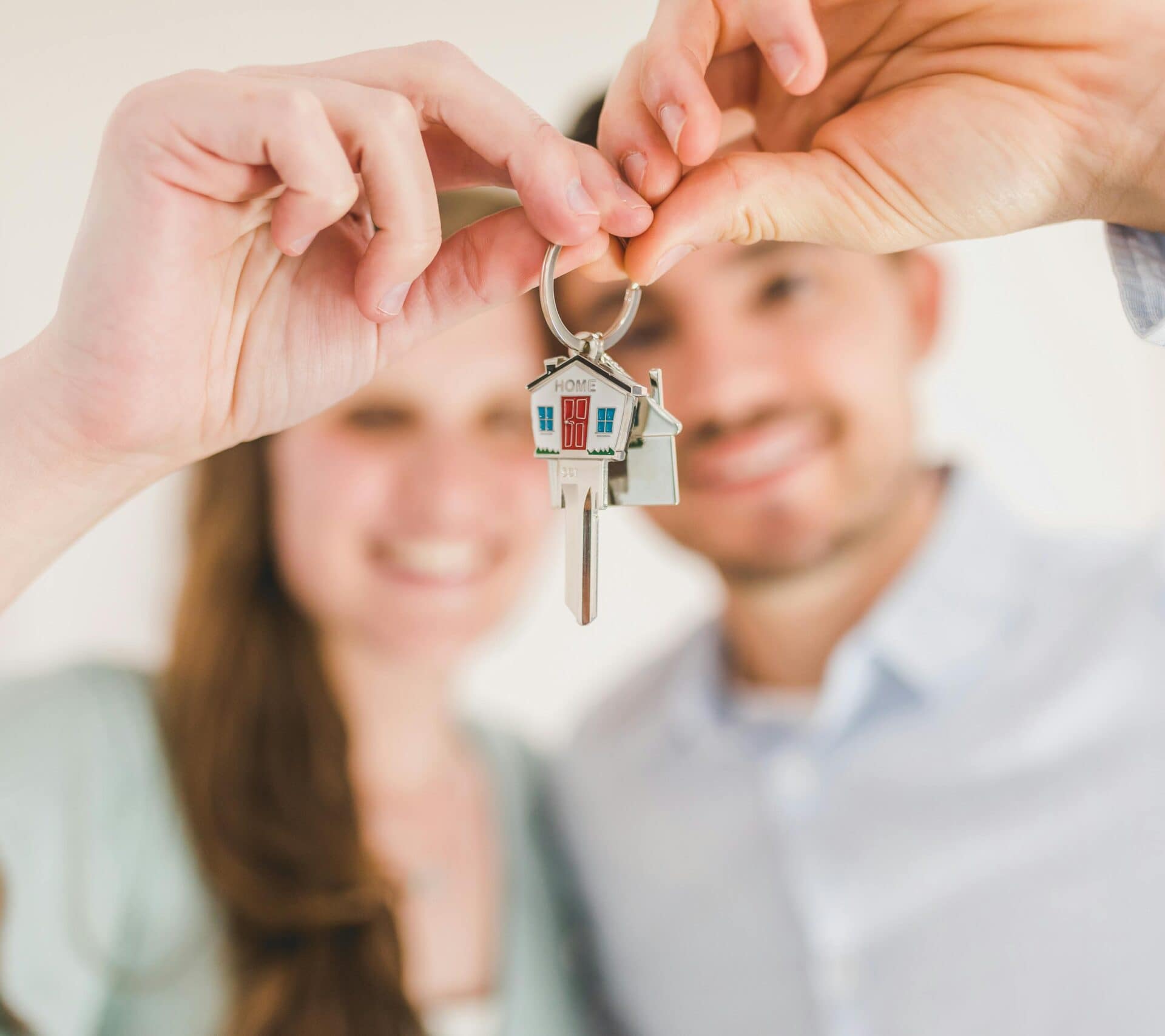 Pareja recibiendo las llaves de su piso vendido